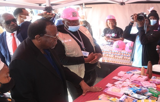 President Hage Geingob paid a visit to the #Condomize stand at the vaccination pop-up. @UNFPA/Namibia