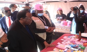 President Hage Geingob paid a visit to the #Condomize stand at the vaccination pop-up. @UNFPA/Namibia