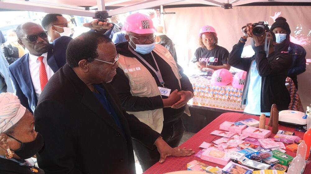 President Hage Geingob paid a visit to the #Condomize stand at the vaccination pop-up. @UNFPA/Namibia